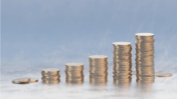 Stakke med mønter der vokser i størrelse